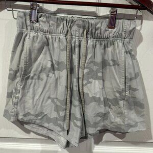Women's Athletic Works Gym Shorts Size XS Gray Camo Elastic Waist Drawstring 325